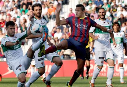 Alexis Sánchez lucha el balón con varios jugadores del Elche