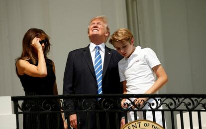 Sin sus gafas protectoras, el presidente estadounidense Donald Trump mira hacia el eclipse solar junto a su esposa Melania y su hijo Barron en la Casa Blanca el 21 de agosto. Kevin Lamarque: "En un día en que a todos, y quiero decir que a todos, se les dijo que no mirasen el eclipse sin gafas protectoras, Trump, el presidente de Estados Unidos, no pudo evitarlo ".