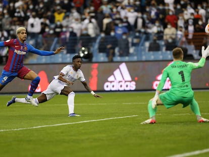 Vinicius marca el primer gol del partido de Supercopa contra el Barcelona.