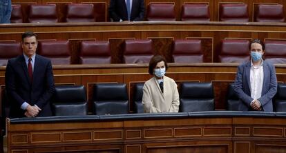 Pedro Sánchez, Carmen Calvo y Pablo Iglesias, durante el minuto de silencio por las víctimas de la pandemia, el miércoles en el Congreso.