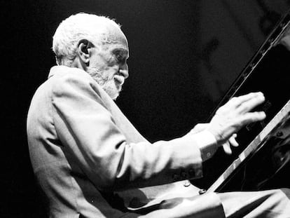 Rubén González, en un concierto con Buena Vista Social Club el 23 de abril de 1998.