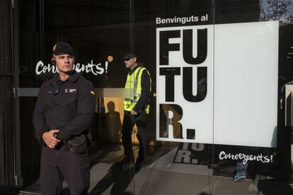 La Guàrdia Civil a la seu de Convergència, aquest matí.