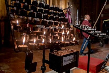 Velas para donativos en una iglesia de Sevilla, este sábado.