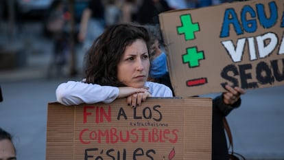 Una activista protesta contra los combustibles fósiles frente al Congreso de los Diputados, en Madrid, en abril de este año.