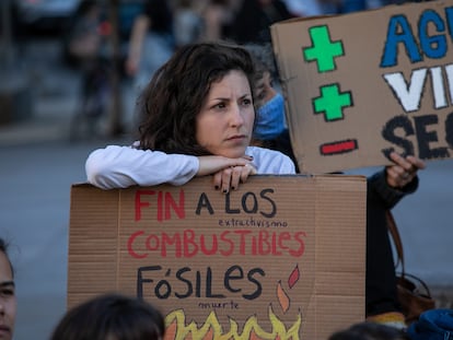 Una activista protesta contra los combustibles fósiles frente al Congreso de los Diputados, en Madrid, en abril de este año.