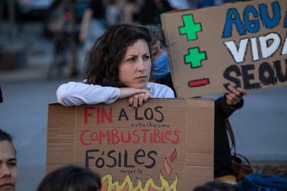 Una activista protesta contra los combustibles fósiles frente al Congreso de los Diputados, en Madrid, en abril de este año.