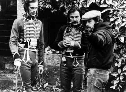 Los actores, Harvey Keitel y Keith Carradine, reciben  instrucciones del director, Ridley Scott. Los duelistas se hizo con el galardón a Mejor Ópera Prima en el Festival de Cannes del año 1977.