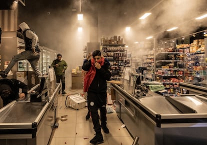 Manifestantes vandalizan un establecimiento durante unas protestas en Milán, Italia, el 18 de octubre de 2026.Andrea Carrubba (Anadolu/Getty Images)