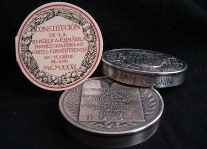 Una miniatura de la Constitución de 1931.