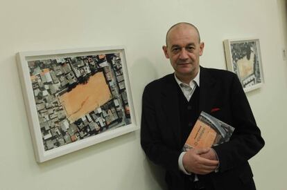 El artista aleman Joachim Schmid posa junto a una de sus obras en la exposición O campo en la sala BBK de Bilbao.