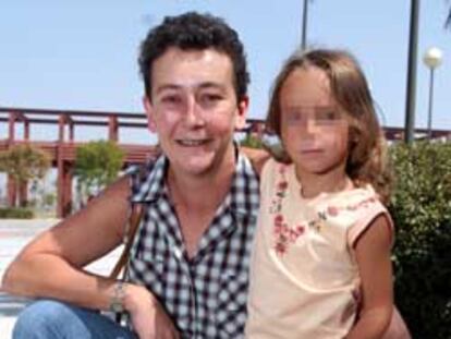 Sonia Calvo, con su hija Marina, que es celiaca.