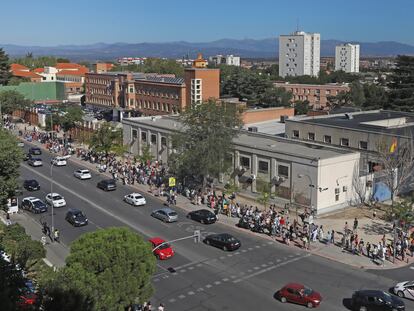 Colas en el Instituto de La Paloma para realizar las pruebas serológicas a profesores y personal de centros escolares, este miércoles por la mañana.