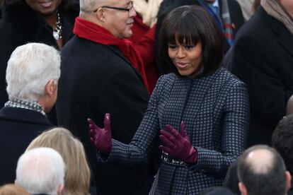 Michelle Obama lució un abrigo de seda en tonos azules de Thom Browne.