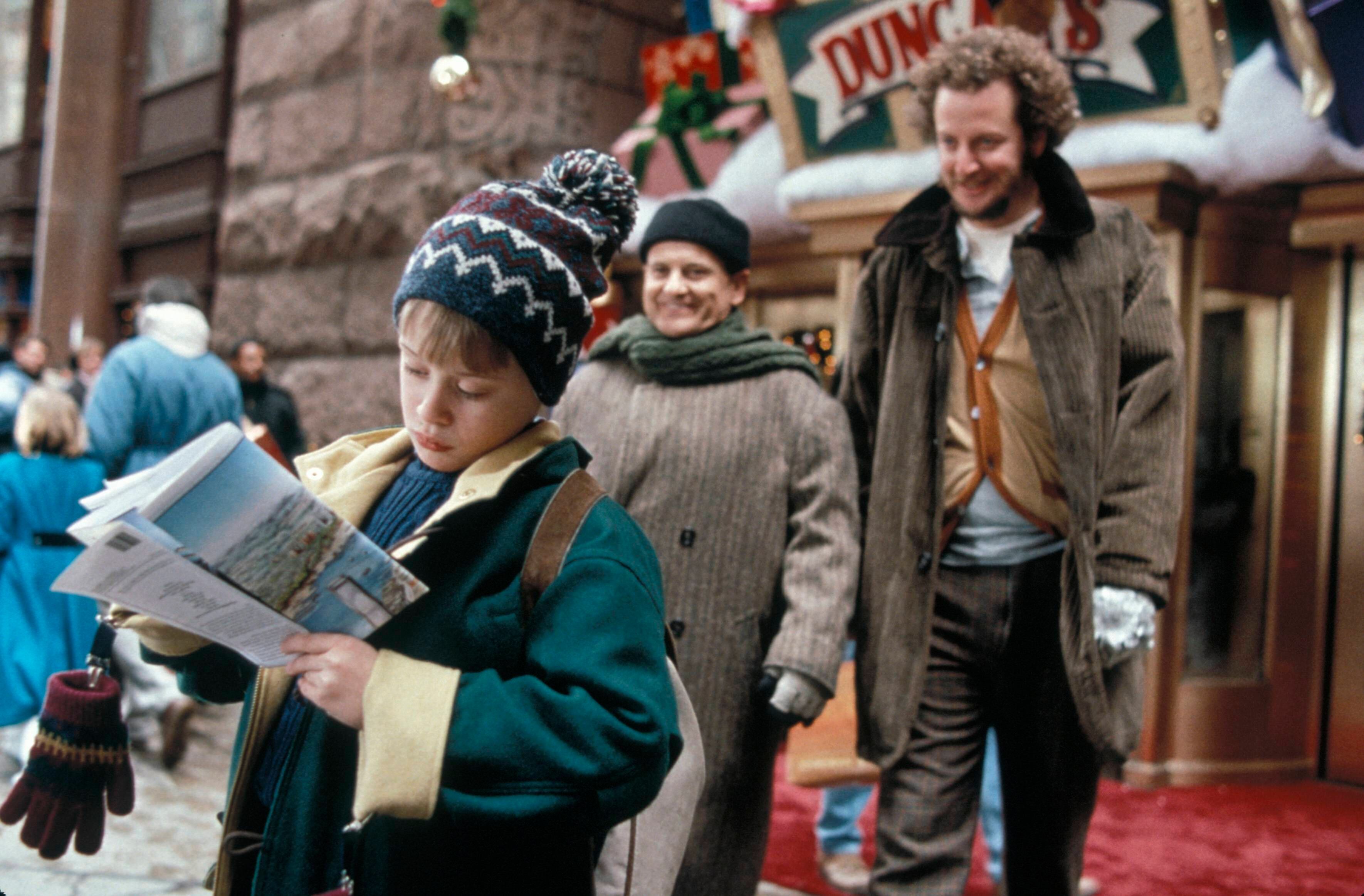 Macaulay Culkin, Joe Pesci y Daniel Stern en una escena de 'Solo en casa 2: Perdido en Nueva York' (1992).