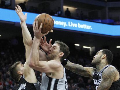 Pau Gasol ,entre Bogdanovic y Cauley-Stein. 