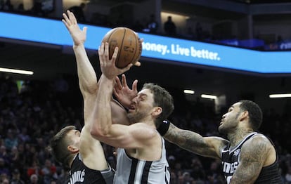 Pau Gasol ,entre Bogdanovic y Cauley-Stein.
