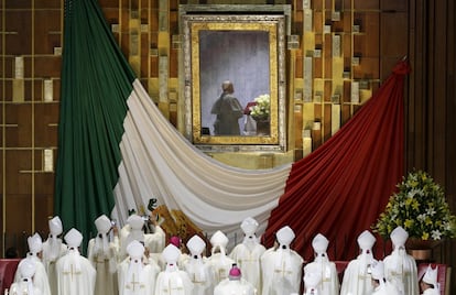 Francisco reza delante de la imagen de la Virgen de Guadalupe.