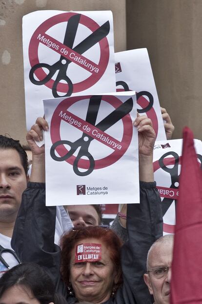 Los recortes de la Generalitat han incendiado la sanidad catalana. Las protestas se trabajadores y pacientes se han extendido por hospitales y centro de salud. Cataluña ha parado quirófanos, suprimido camas y cerrado ambulatorios por la noche. En la imagen, concetración en el Hospital Vall d’Hebron de Barcelona en noviembre.