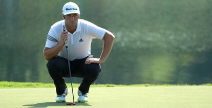 Rahm lee el 'green' durante la segunda jornada.