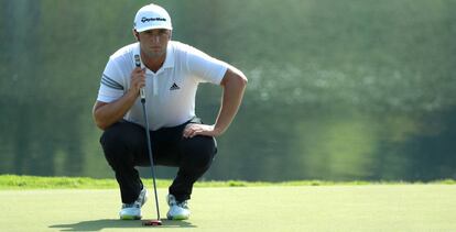 Rahm lee el &#039;green&#039; durante la segunda jornada.