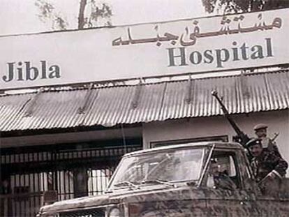 Un soldado vigila la entrada del hospital de Jibla en Yemen, en una foto tomada de la televisión.