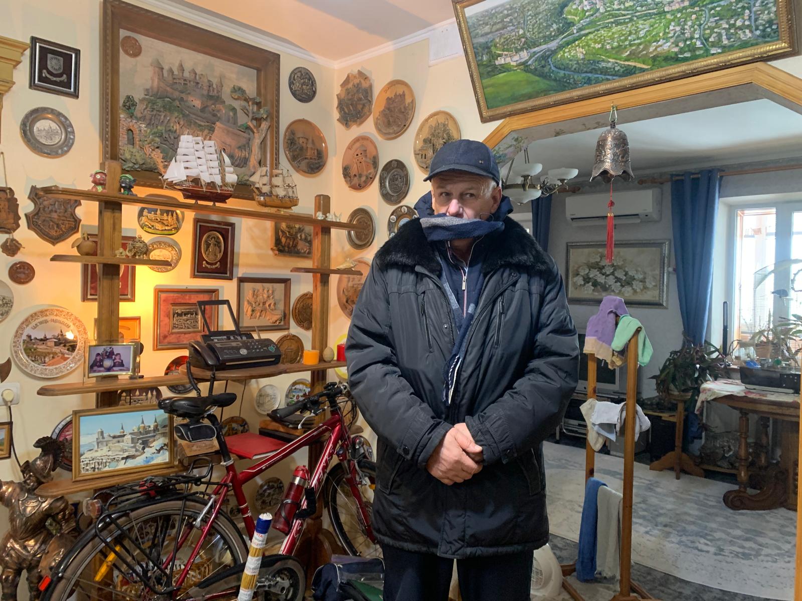 Viktor Nevunniy, en el hall de su casa, en Kiev.