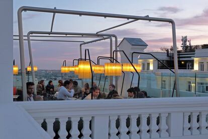 El cocinero Javier Muñoz-Calero es un habitual de las alturas de la capital. Dirige la cocina de Tartán Roof en la Azotea del Círculo de Bellas Artes y de la terraza del Forus Barceló, y ahora, además, se lanza a conquitar el otro lado de la Gran Vía con <a href="http://www.picalagartos.com/" target="_blank">Picalagartos Madrid Sky Bar</a>, una de las novedades de este verano. Decorado por Mercedes Isasa del estudio TBC, la terraza tiene vistas a la Gran Vía madrileña por los cuatro costados, desde las plantas 8 y 9 del hotel Hotel NH Collection (Gran Vía, 21). Algo así como estar en un decorado de ‘El Día de la Bestia’, de Álex de la Iglesia, con un cóctel en la mano del bartener revelación del año, Joe Jamal. www.nh-collection.com