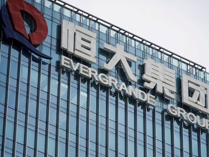 Logo de Evergrande en sus oficinas de Shenzen, en China.