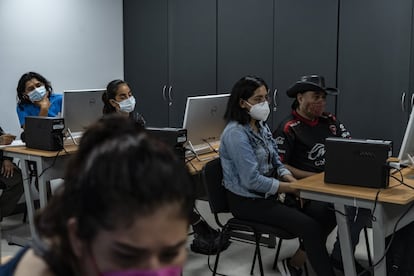 Jóvenes toman clases de edición de video en el taller de cine.