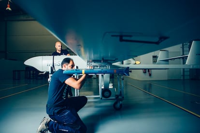 Un técnico coloca los misiles debajo de las alas del dron. El misil es guiado con láser.