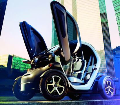 Dos plazas, cuatro ruedas y unas pequeñas baterías para moverse en ciudad sin contaminar. El Renault Twizy (foto superior) permite resolver la movilidad personal con un desembolso mínimo: desde 7.220 euros.