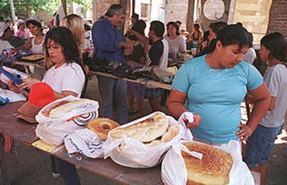 Comestibles, ropa, verduras y herramientas se intercambian en una feria del trueque celebrada en un barrio de Buenos Aires.