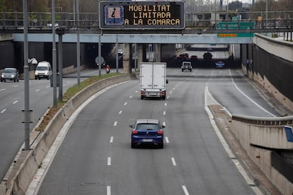 A road sign in Barcelona reminds motorists that Catalonia's 'comarcas' have been locked down.