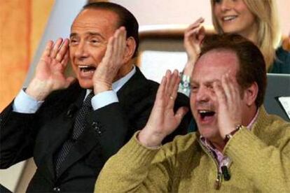 Berlusconi bromea junto al cómico italiano Pino Campagna durante un programa de televisión en el teatro Parioli de Roma el jueves pasado.