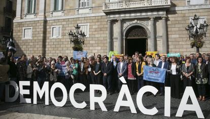 Concentración en la Plaza Sant jaume en apoyo a los miembros del Gobierno de la Generalitat encarcelados.
