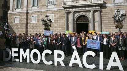 Concentraci&oacute;n en la Plaza Sant jaume en apoyo a los miembros del Gobierno de la Generalitat encarcelados.