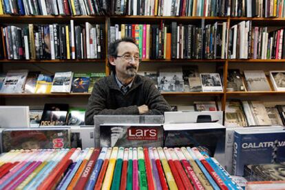 Juan Pedro Font de Mora, socio fundador de la librería y galería Railowsky, rodeado de libros.