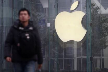 Un hombre pasa ante una tienda de Apple.