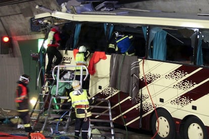 Los equipos de rescate junto a los restos del autobús accidentado. El vehículo se estrelló dentro del túnel de Sierre, en el cantón suizo de Valais.