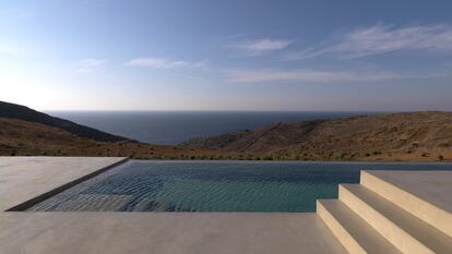 Las escaleras y la piscina de esta casa de Antíparos están construidas como bancales de hormigón blanco. El azul del agua parece fundirse con el horizonte del mar Egeo.
