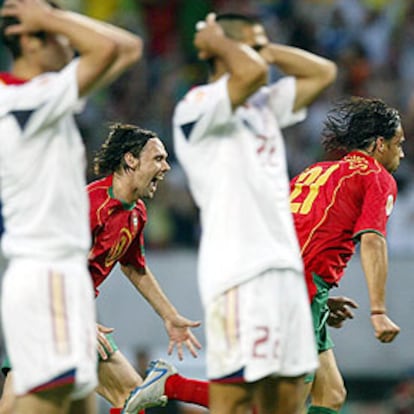 Nuno Gomes, seguido de Maniche, celebra su gol ante la desesperación de Helguera (izquierda) y Juanito.