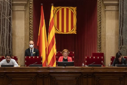 En el centro de la imagen, la vicepresidenta del parlament y presidenta en funciones, Alva Vergés.