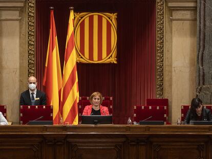 En el centro de la imagen, la vicepresidenta del parlament y presidenta en funciones, Alva Vergés.