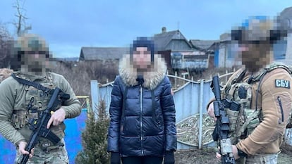 Los Servicios de Seguridad de Ucrania, con una mujer detenida en abril en Pokrovsk (Donetsk) por facilitar información a Rusia. Fotografía difundida por el Servicio de Seguridad de Ucrania.