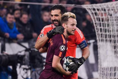 El portero del Juventus Gianluigi Buffon bromea con Ivan Rakitic.