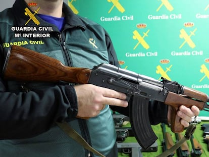 Un agente de la Guardia Civil porta un arma, en una imagen de archivo.