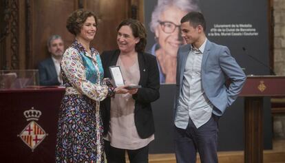 Ada Colau entrega a la hija de Casals, Laia Guasch, la condecoración.