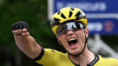 Olav Kooij levanta el puño al ganar el sprint de Viadana.