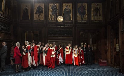 Los miembros de la Cámara de los Lores se reúnen para ser testigo de la tradicional 'búsqueda ceremonial' en la cámara del Príncipe en el Palacio de Westminster.