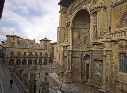 Fachada de la iglesia de Santa María de Viana.